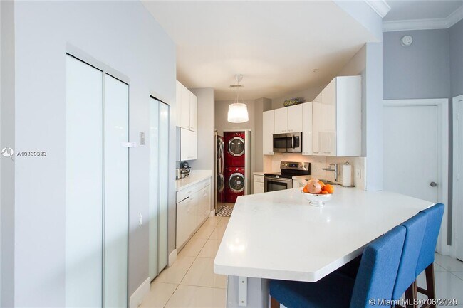 Building Photo - 888 Brickell Key Dr