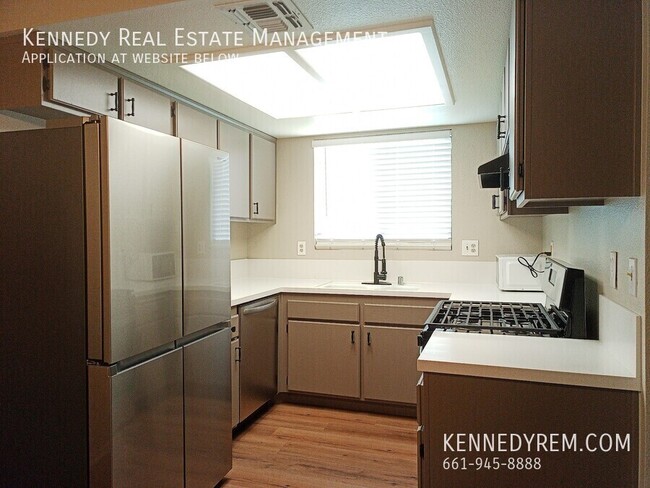 Building Photo - This Luxury 2+2 is Walking Distance to Ant...