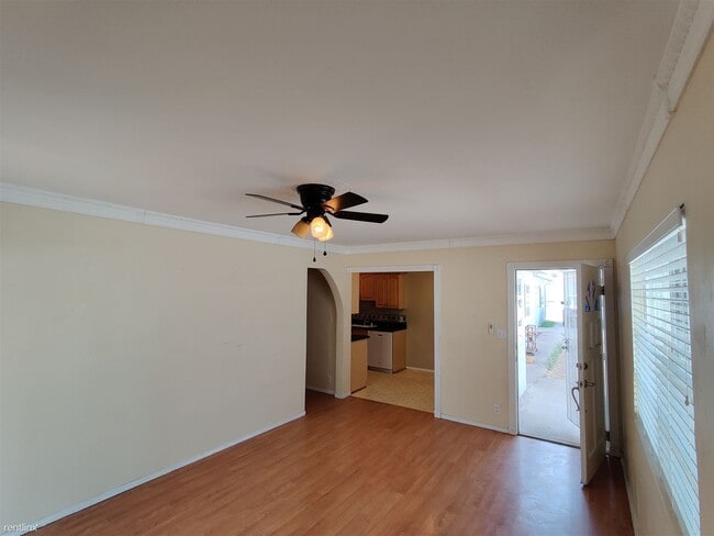 Building Photo - 2 br, 1.5 bath Triplex - 722 E St
