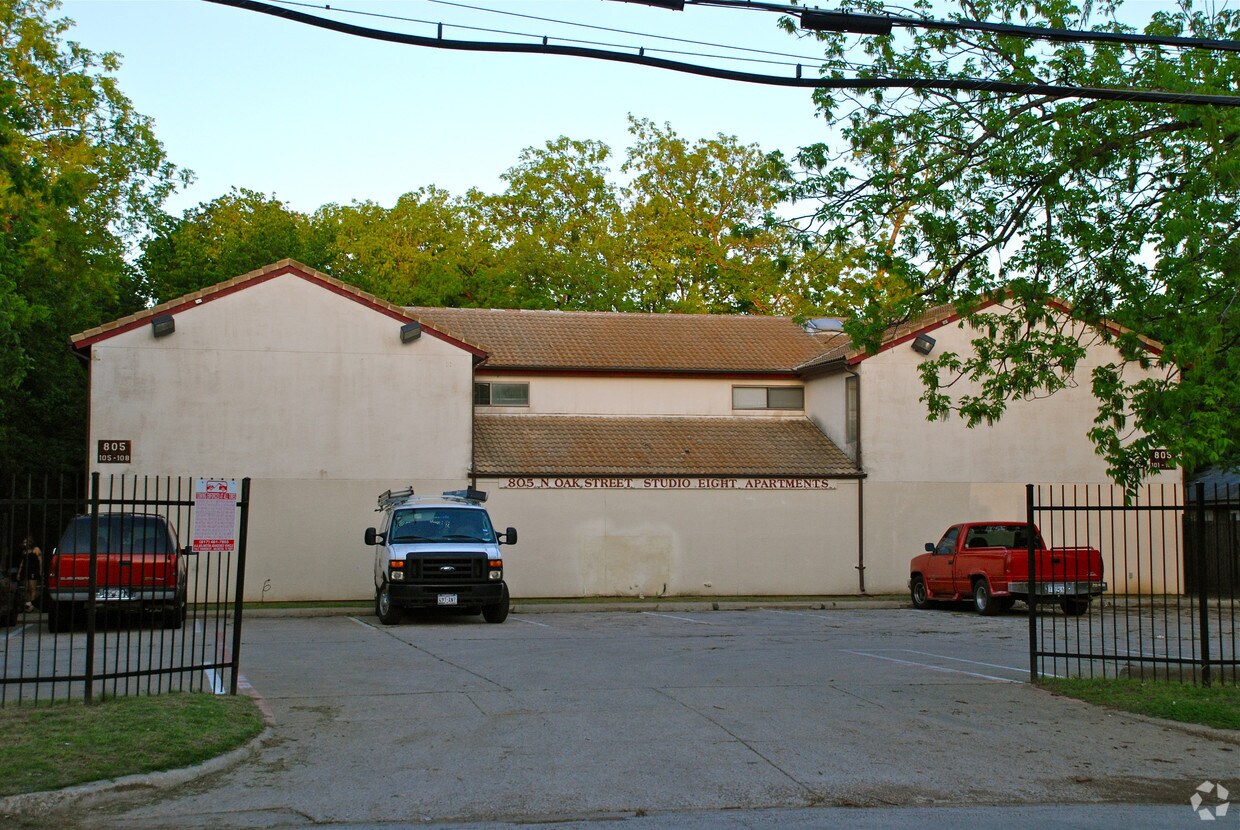 Foto principal - 805 N Oak St