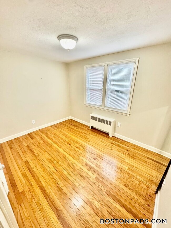 Building Photo - 105 Shawomet Ave