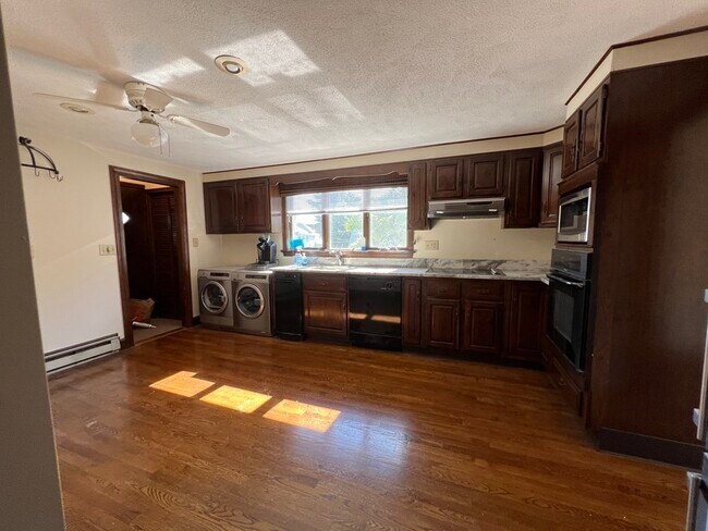 Building Photo - 28 Wellesley St