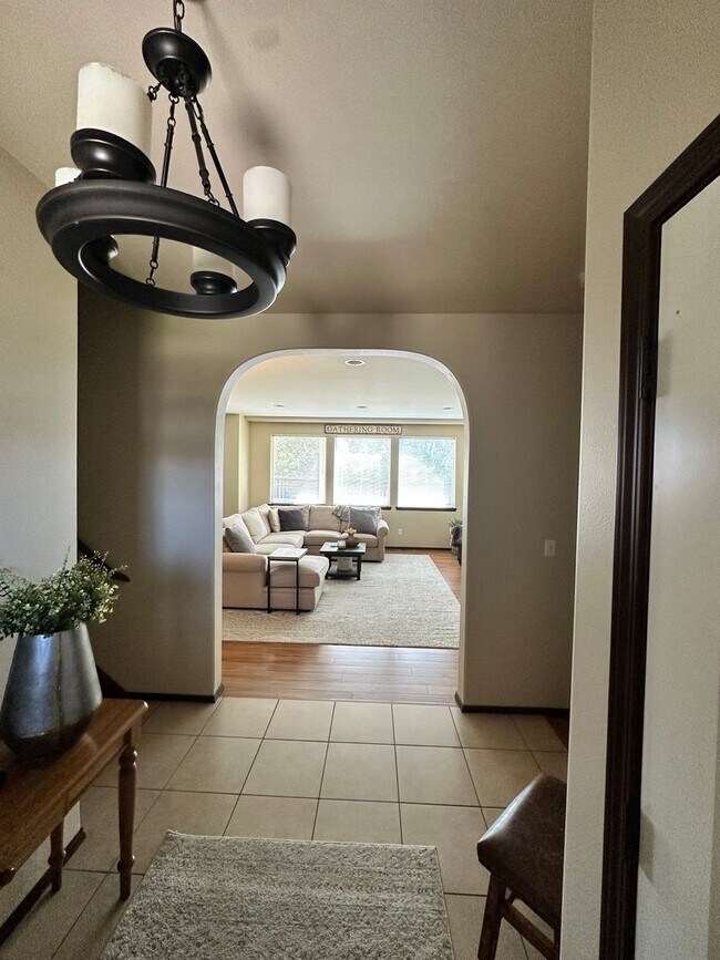Building Photo - Spacious Home!
