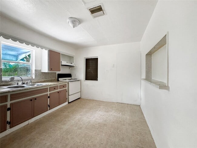 Building Photo - 1269 SW 25th Ave