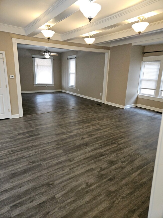 La sala de estar fluye abiertamente hacia el comedor. - 1214 5th Ave