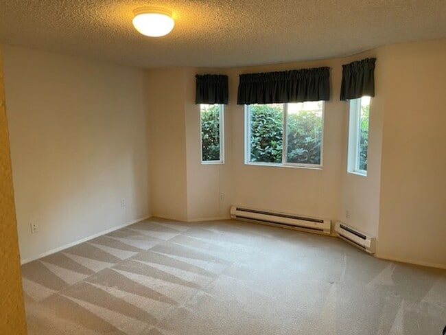 Building Photo - University Place Ground Floor Apartment Ho...