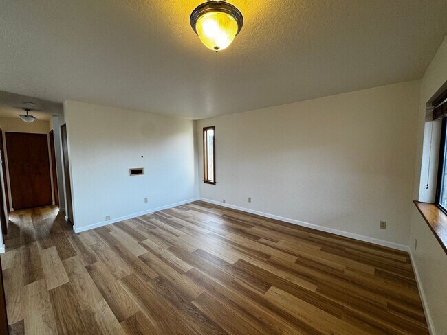 Building Photo - Charming 3 Bedroom 2 Bath home located in Humboldt Hill!