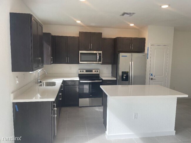 Building Photo - 4 br, 3 bath Townhome - 2415 SE 11th St