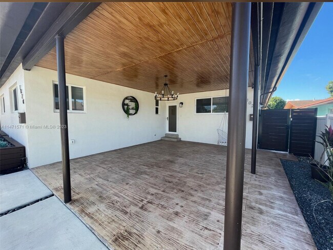 Foto del edificio - 1020 NW 24th Ct