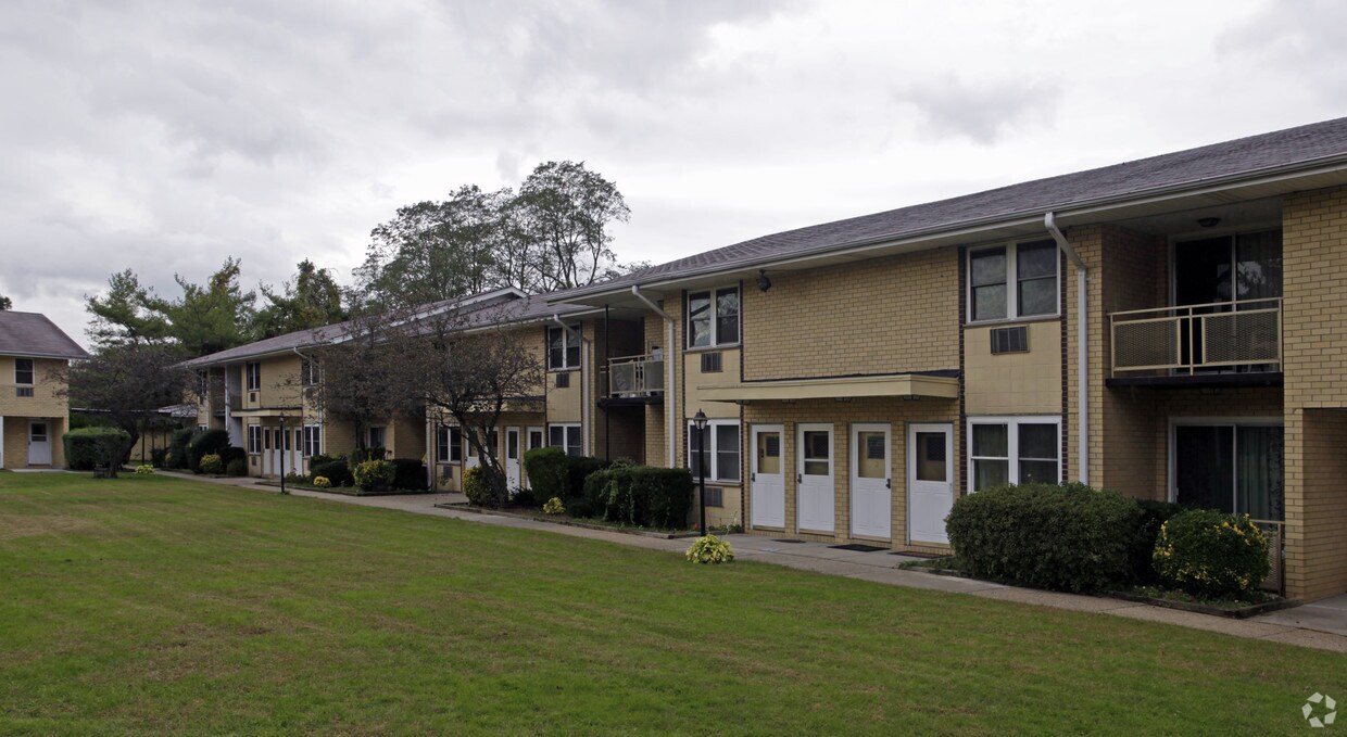 Broad Hollow Gardens At Amityville Apartments in Amityville, NY