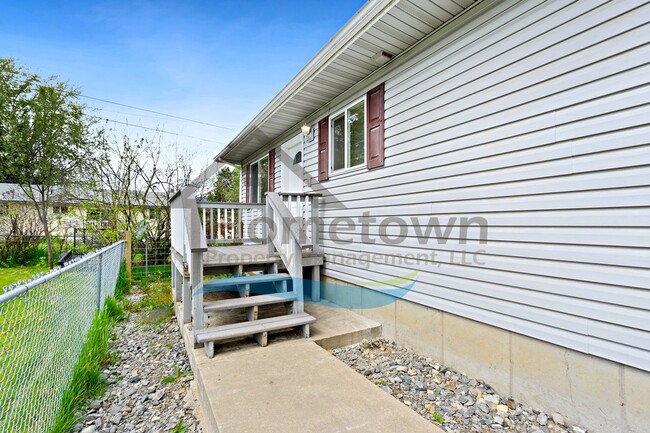 Building Photo - 6498 Tamarack Ln