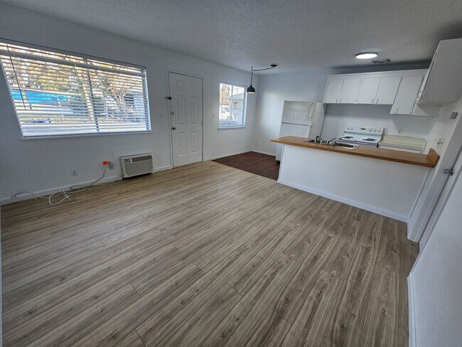 Foto del edificio - 1 Bedroom 1 Bath Triplex Unit in Los Molinos!