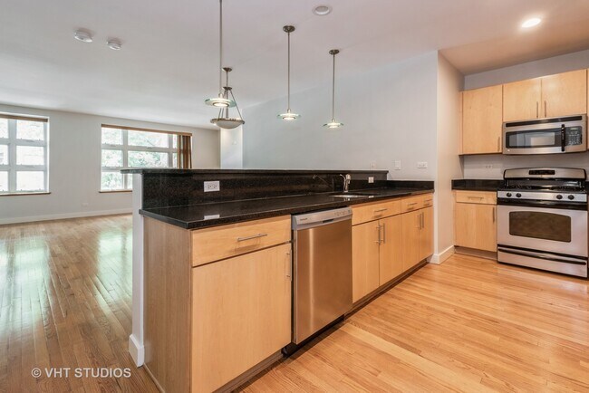 Building Photo - 7207 N Oakley Ave