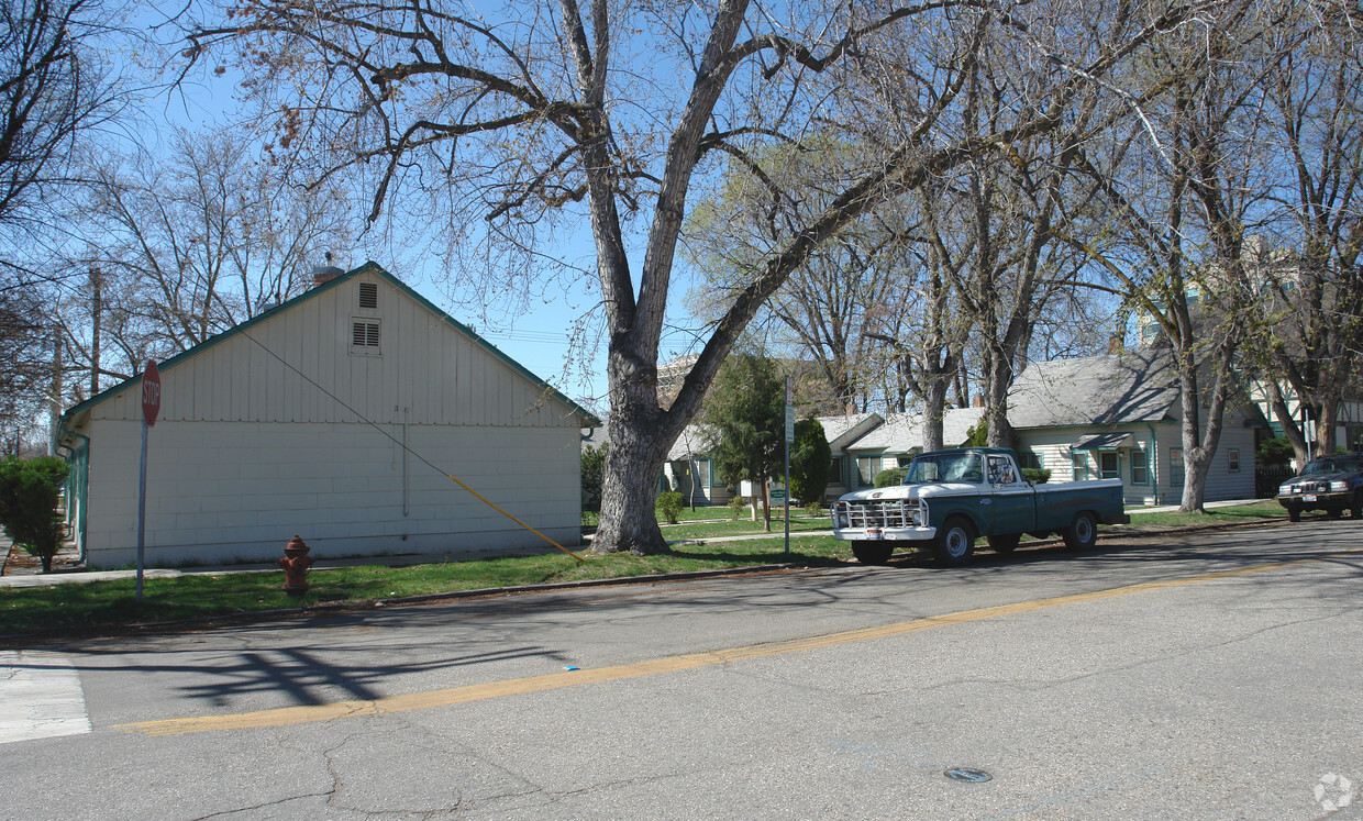 Primary Photo - Grove Street Apartments