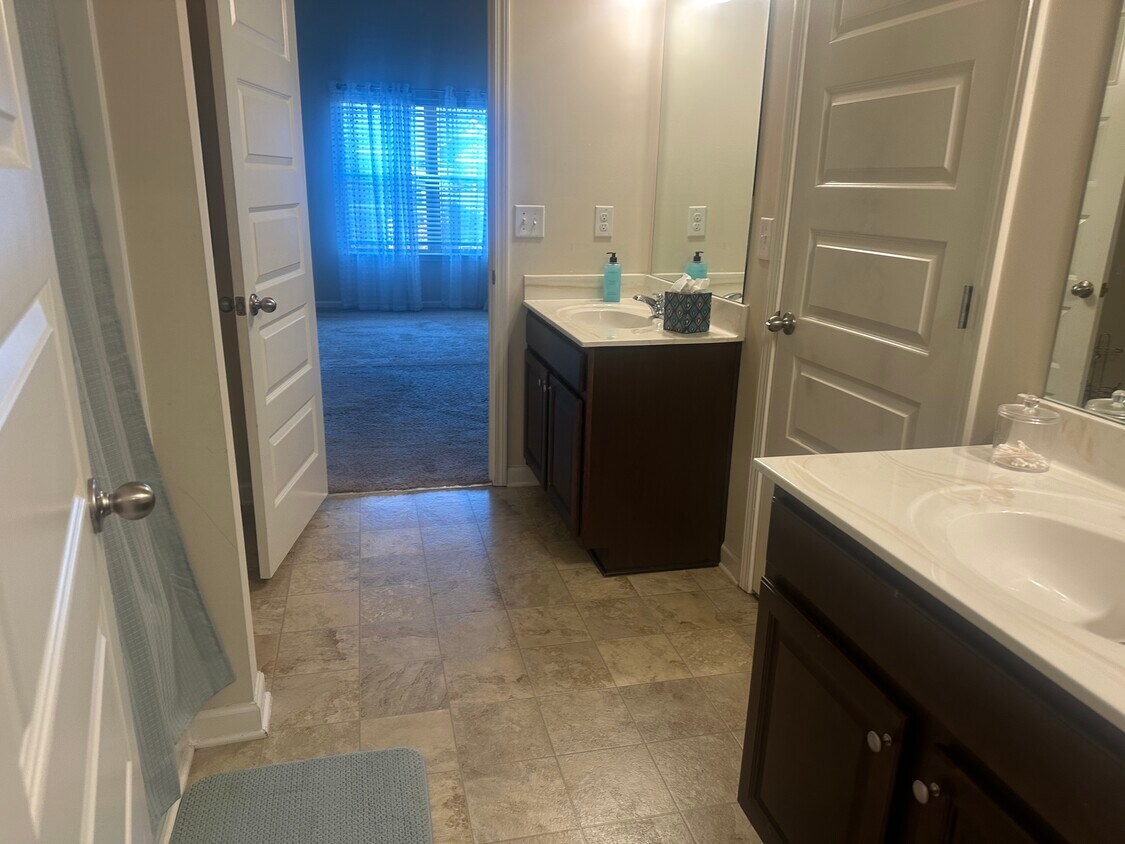 Foto del edificio - 2019 Dickons Garden Ln