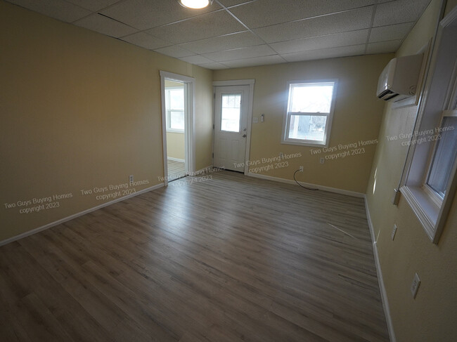 Building Photo - 2546 N Broadway Ave