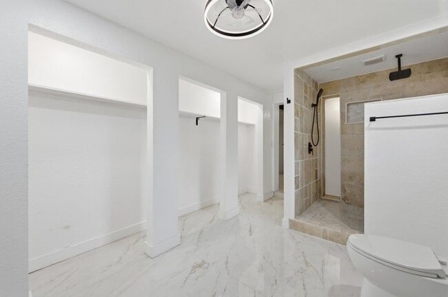 Building Photo - 2529 Rainbow Dr