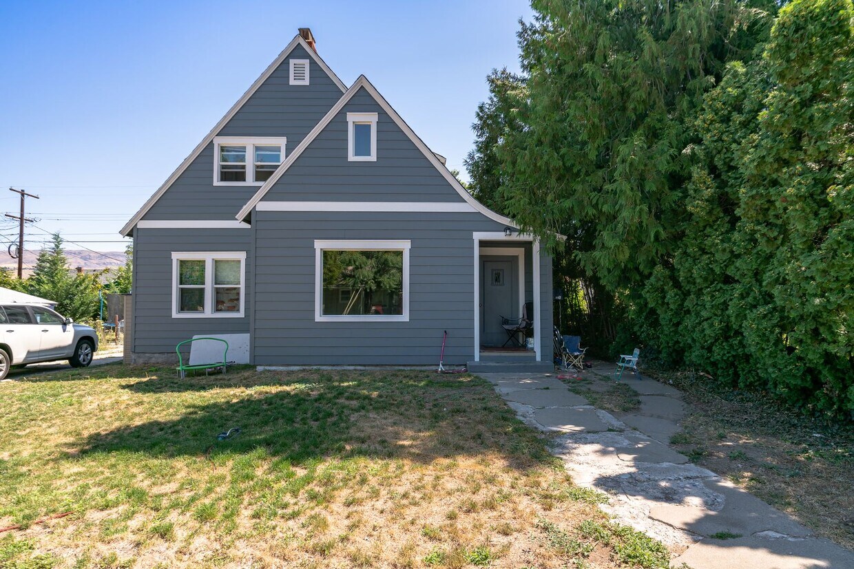 21 S Franklin Ave Unit B Upstairs, Wenatchee, WA 98801 Room for Rent