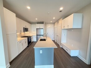 Building Photo - 716 Waugh Dr