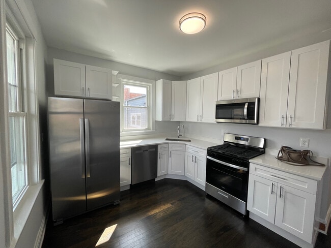 Building Photo - 4737 N Maplewood Ave