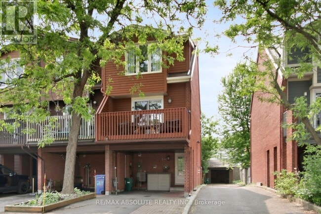 Building Photo - 252 Bruyère St