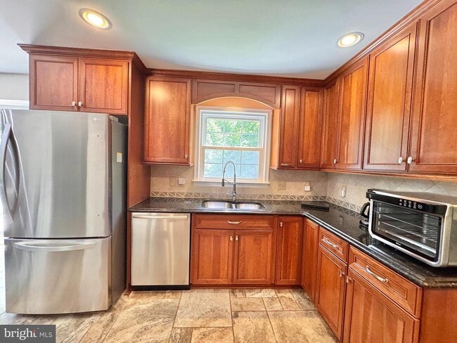 Building Photo - 2026 Admiral Dr