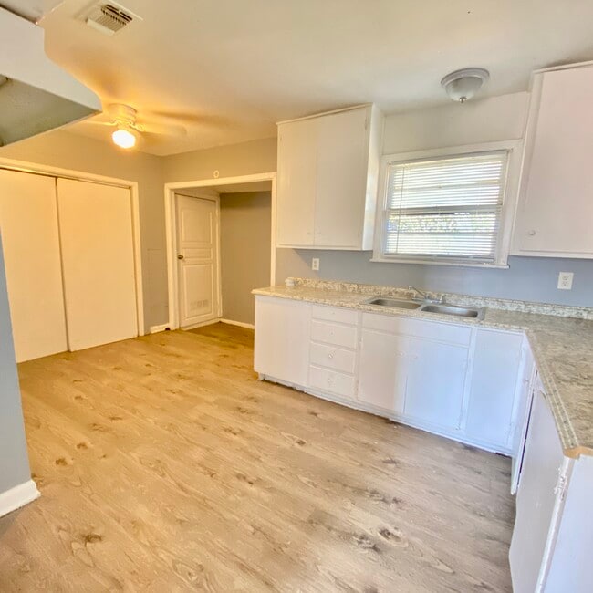 Building Photo - 1809 E 2nd St