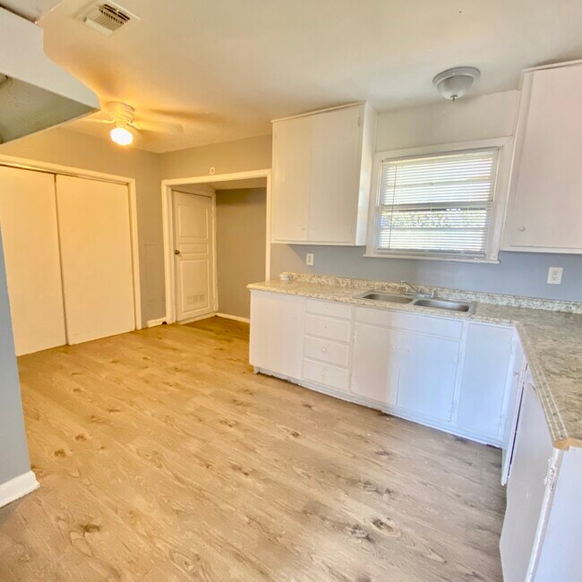 Foto del edificio - 1809 E 2nd St