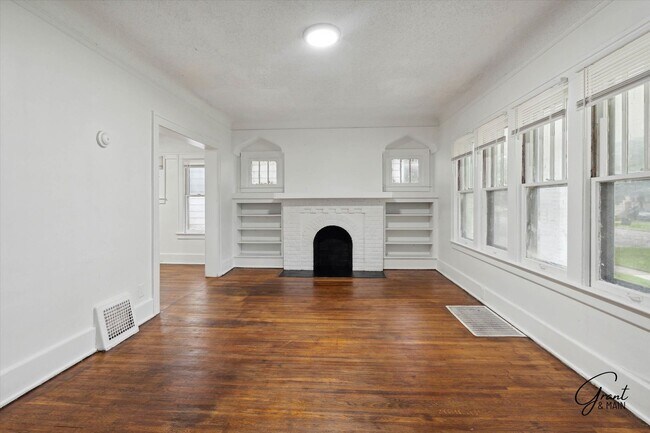Building Photo - $1,300/month - 3 Bed 1 Bath SECTION 8 ONLY