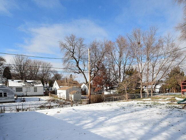 Building Photo - Cute Bungalow