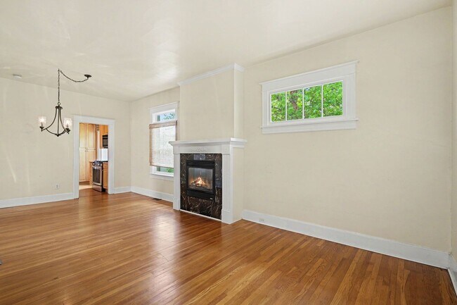 Foto del edificio - Beautifully Preserved Englewood Home with Fenced Backyard