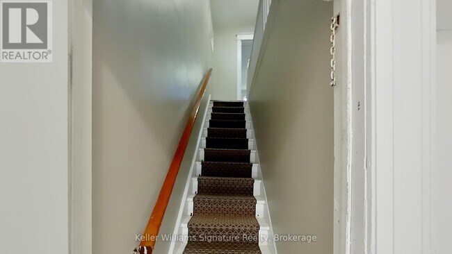 Photo du bâtiment - 104-104 Rosslyn Ave N