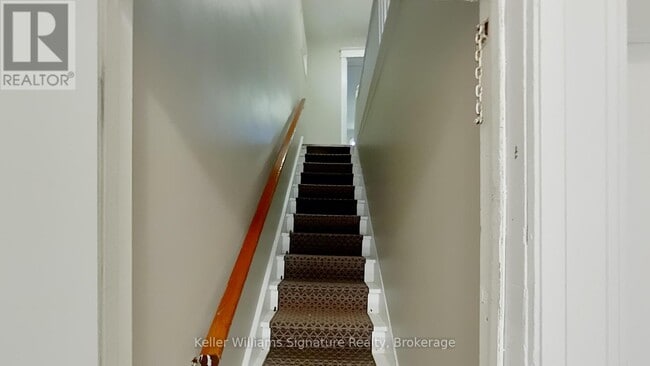 Building Photo - 104 Rosslyn Ave N