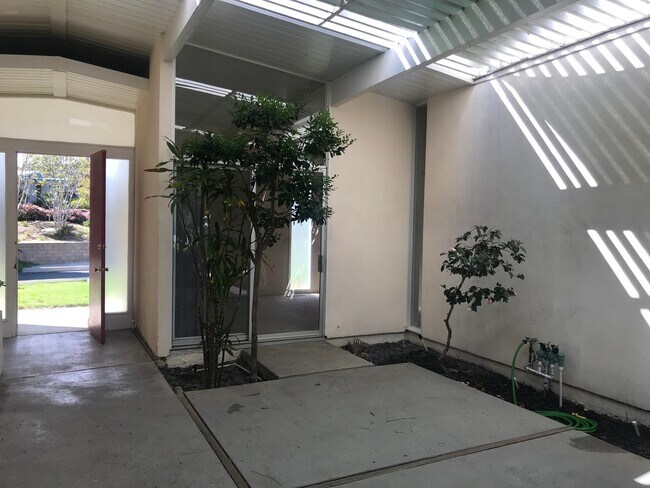 Foto del edificio - Fabulous 4 Bedroom 2 Bathroom  Granada Hil...