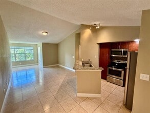 Building Photo - 595 Vista Isles Dr