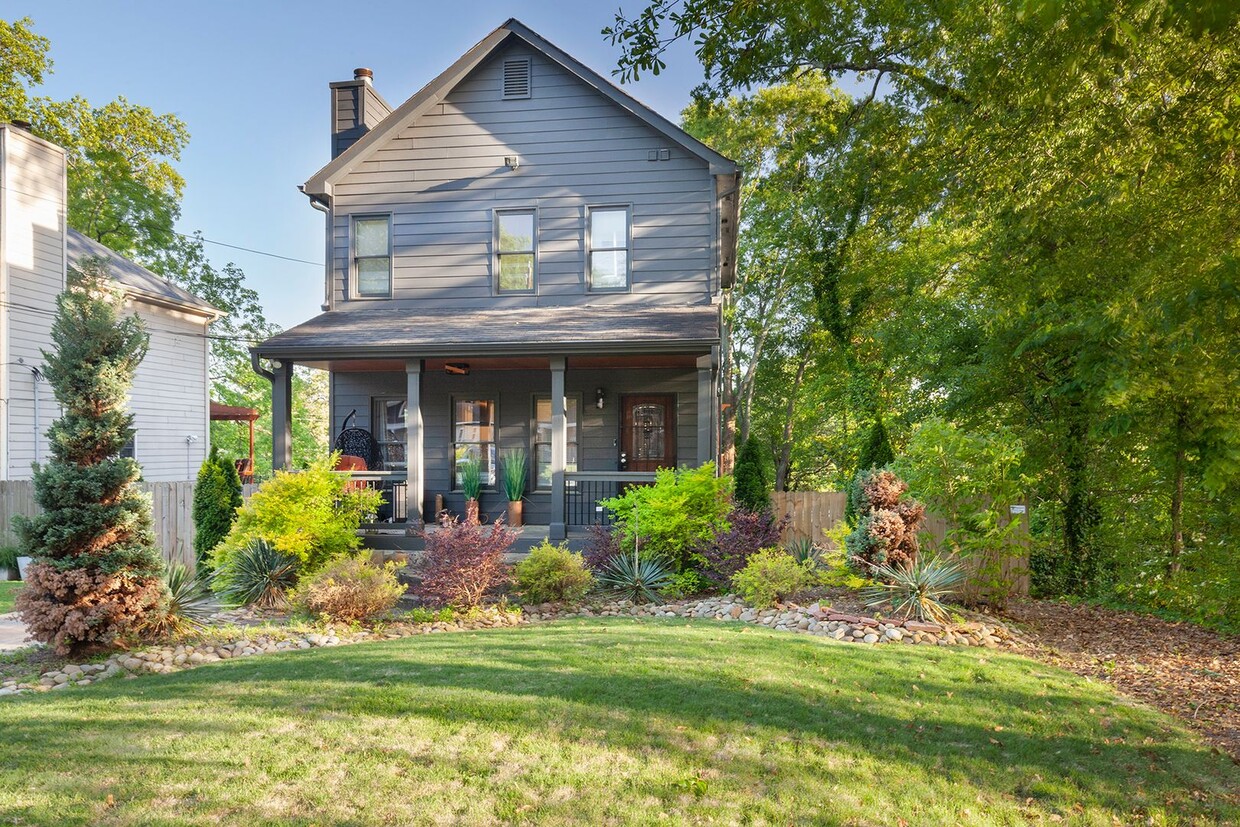 Beautifully Updated Two-Story 3/2.5 w/ Huge Fully Fenced Backyard! - Beautifully Updated Two-Story 3/2.5 w/ Huge Fully Fenced Backyard!