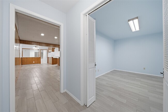 Building Photo - 11711 Roos Rd