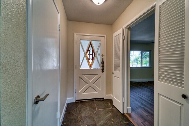 Foto del edificio - Spacious 4-Bedroom Home with Modern Amenit...