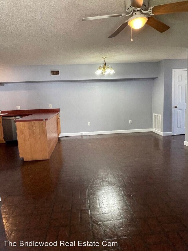 Building Photo - 2 br, 1 bath House - 305 N. Saint Clair Ab...