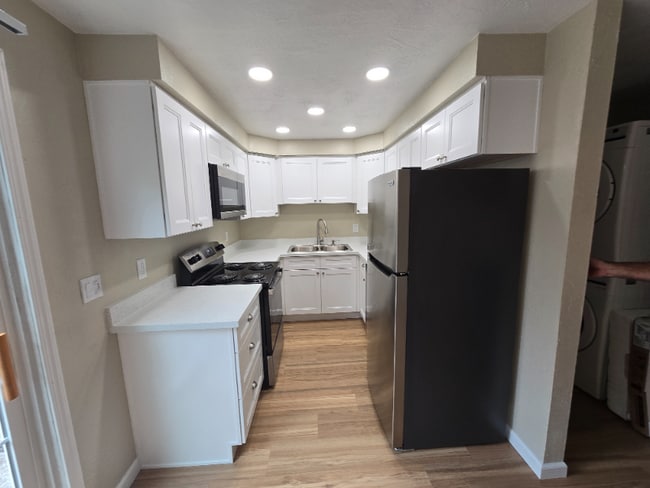 Building Photo - 2762 SE 7th Ave