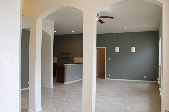 Foto del edificio - 3-BEDROOM TOWNHOME NEAR UTSA, MEDICAL CENTER