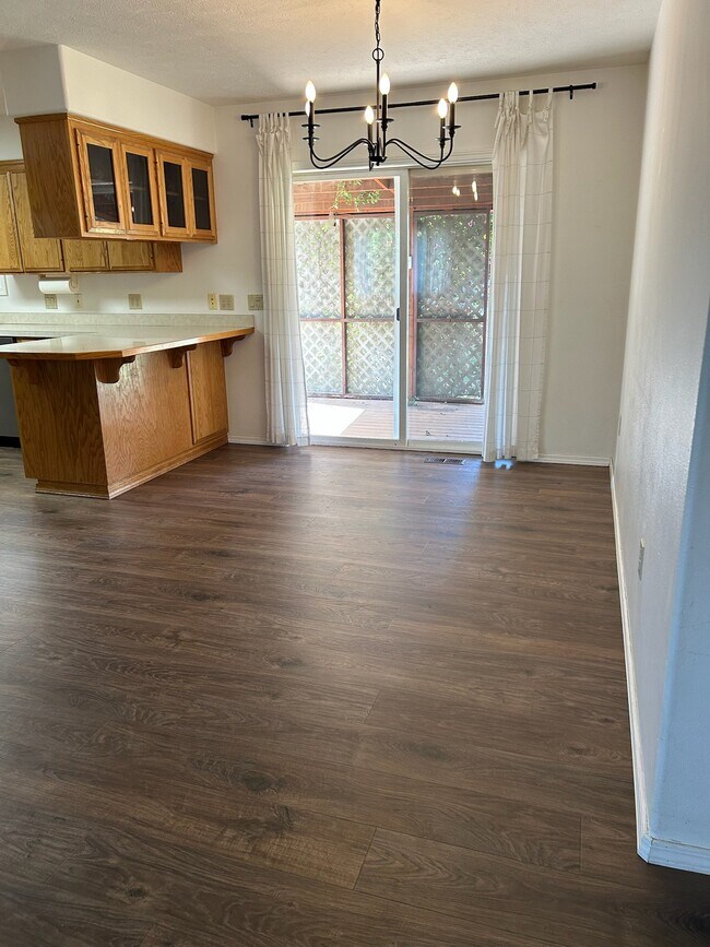 Building Photo - 654 Maple Pl