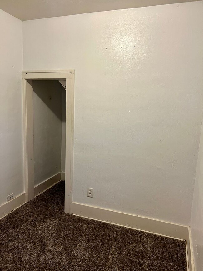 Building Photo - Cozy 3 bedroom next to Avera Hospital in C...