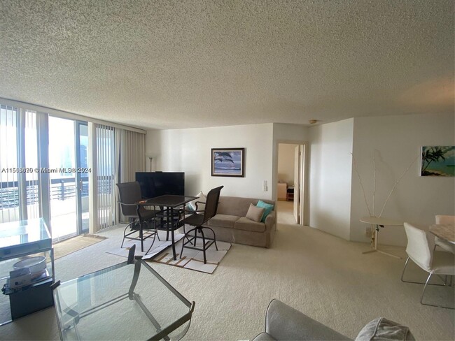 Foto del edificio - 3500 Mystic Pointe Dr