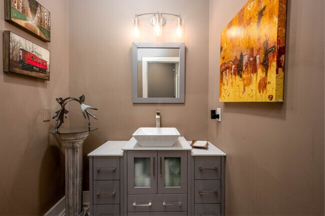 Building Photo - Amazing 2 bd 2.5 bath 2200 Sq ft breathtak...