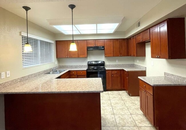 Building Photo - Spacious 4BR House in Sacramento