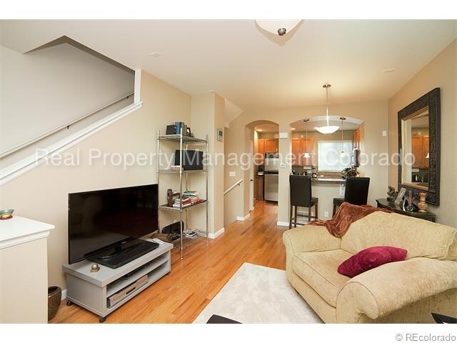 Building Photo - 755 Roslyn St