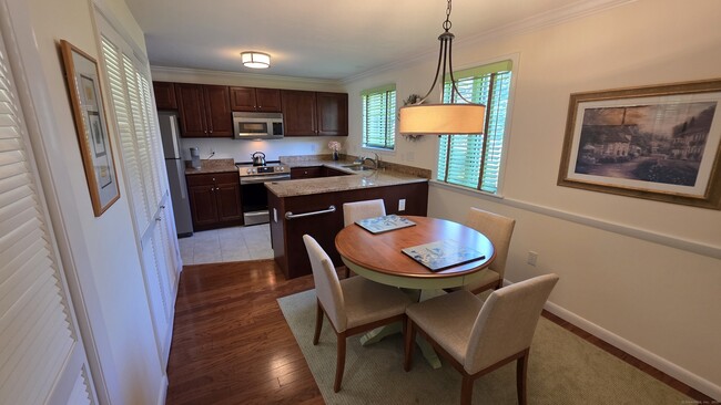 Foto del edificio - 53 Hollister Way N