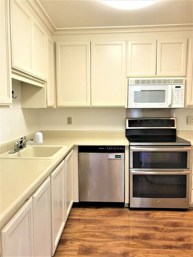 Building Photo - 1743 Carmel Dr