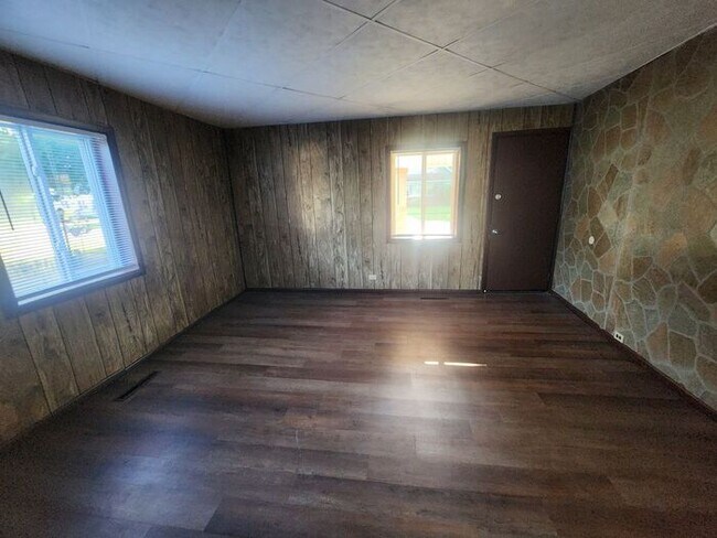 Building Photo - Cute 3 Bedroom Home